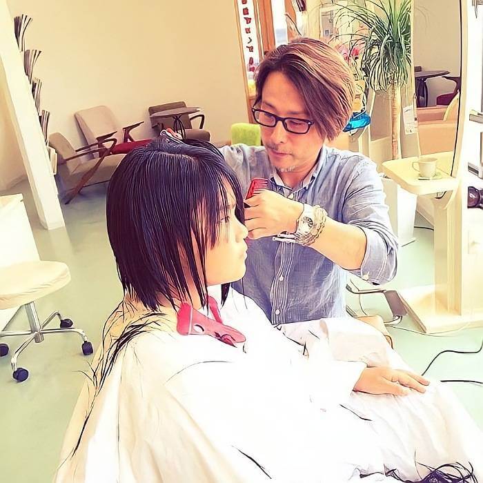 hair make GARDENの明るい店内風景